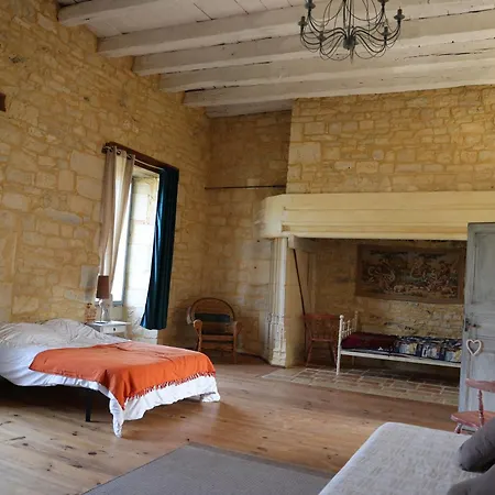 Chateau De Chamarand - L'aile Renaissance & La Tour Medievale Saint-Chamarand