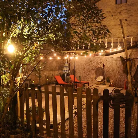Chateau De - - & Table D'hotes Дом отдыха Saint-Chamarand