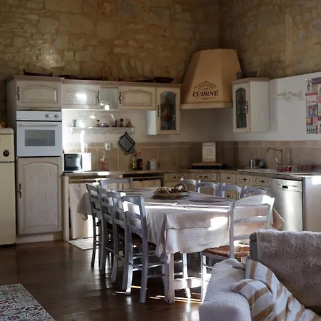 Chateau De Chamarand - L'aile Renaissance & La Tour Medievale