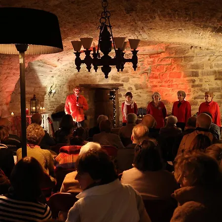 Chateau De Chamarand - L'aile Renaissance & La Tour Medievale