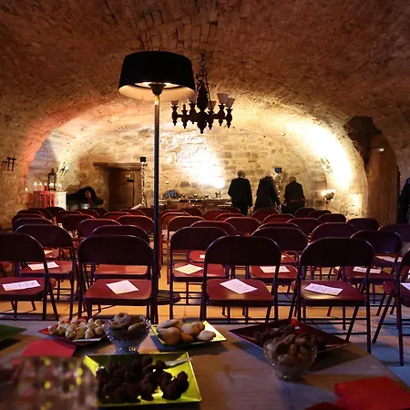 Дом отдыха Chateau De - - & Table D'hotes Saint-Chamarand