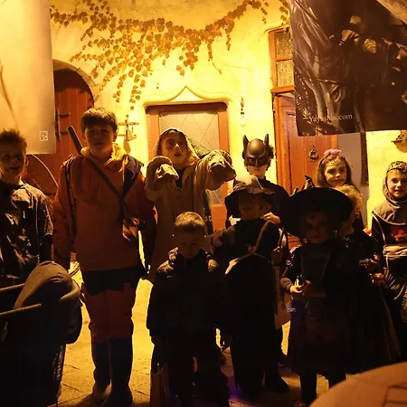 Chateau De Chamarand - L'aile Renaissance & La Tour Medievale Saint-Chamarand