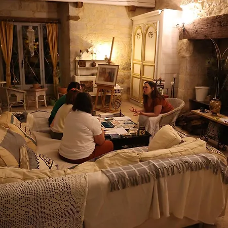 Hébergement de vacances Château De - Gîtes&expériences Immersives Saint-Chamarand