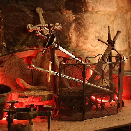 Chateau De Chamarand - L'aile Renaissance & La Tour Medievale * Saint-Chamarand