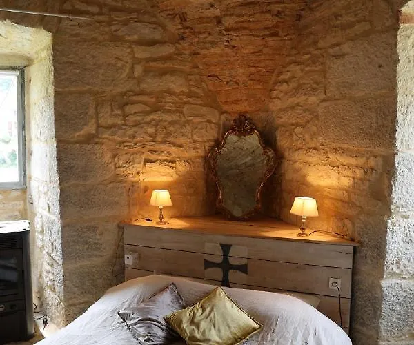 Chateau De Chamarand - L'aile Renaissance & La Tour Medievale