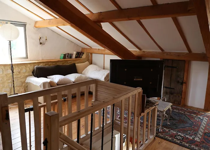 Chateau De Chamarand - L'aile Renaissance & La Tour Medievale Saint-Chamarand