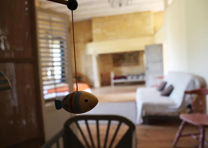 Chateau De Chamarand - L'aile Renaissance & La Tour Medievale