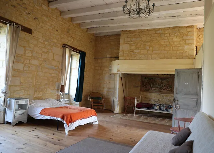 Chateau De Chamarand - L'aile Renaissance & La Tour Medievale Saint-Chamarand