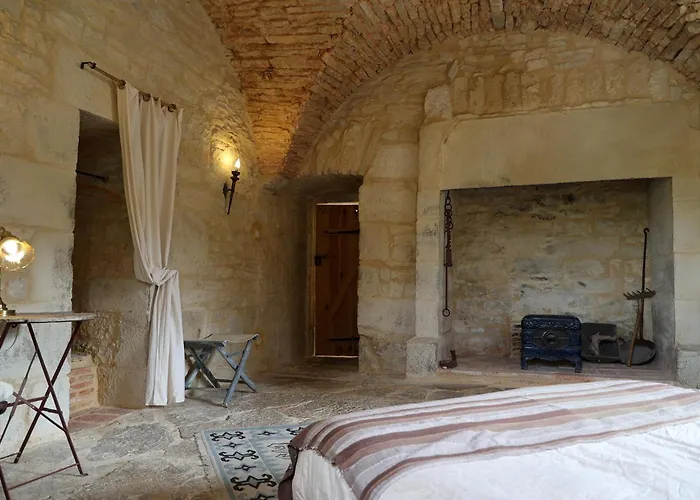 Chateau De Chamarand - L'aile Renaissance & La Tour Medievale Saint-Chamarand