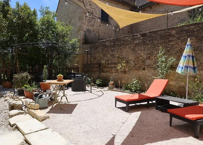 Chateau De Chamarand - L'aile Renaissance & La Tour Medievale