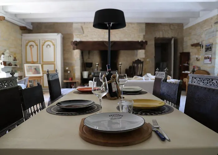 Chateau De Chamarand - L'aile Renaissance & La Tour Medievale * Saint-Chamarand