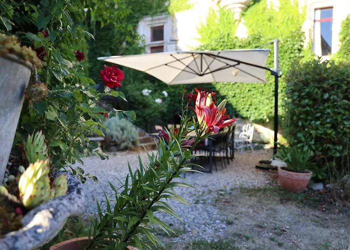 Chateau De Chamarand - L'aile Renaissance & La Tour Medievale Saint-Chamarand