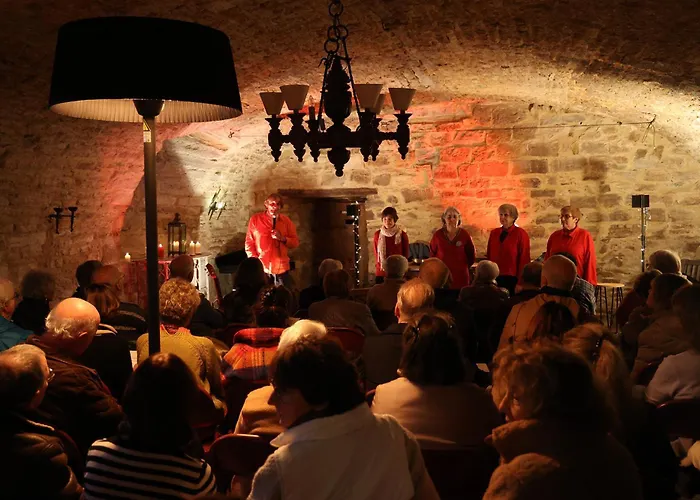 Chateau De Chamarand - L'aile Renaissance & La Tour Medievale