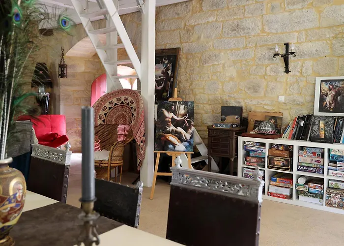 Chateau De Chamarand - L'aile Renaissance & La Tour Medievale Saint-Chamarand