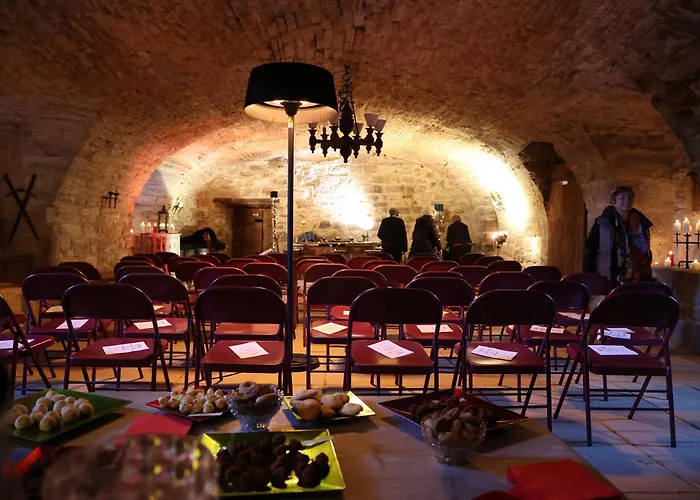 Holiday home Chateau De Chamarand - L'aile Renaissance & La Tour Medievale Saint-Chamarand