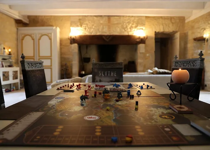 Chateau De Chamarand - L'aile Renaissance & La Tour Medievale Saint-Chamarand