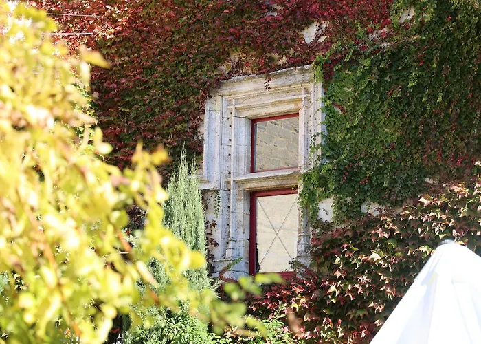 Chateau De Chamarand - L'aile Renaissance & La Tour Medievale