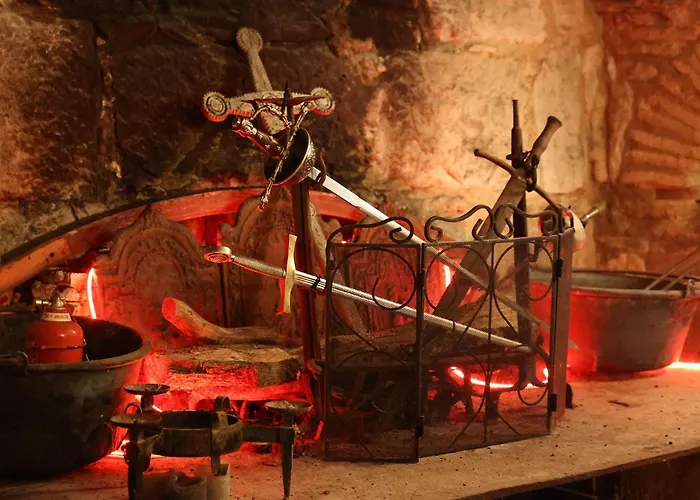 Chateau De Chamarand - L'aile Renaissance & La Tour Medievale * Saint-Chamarand