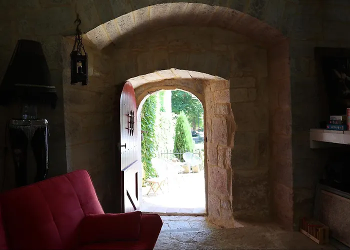 Chateau De Chamarand - L'aile Renaissance & La Tour Medievale