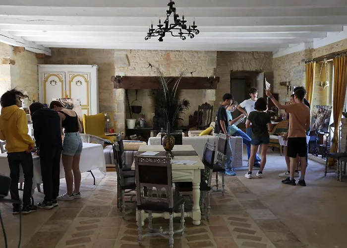 Chateau De Chamarand - L'aile Renaissance & La Tour Medievale